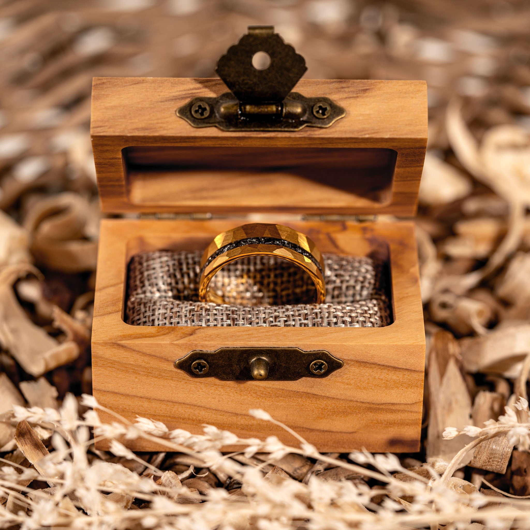 A Comprehensive Guide to Men's Wedding Band Metals