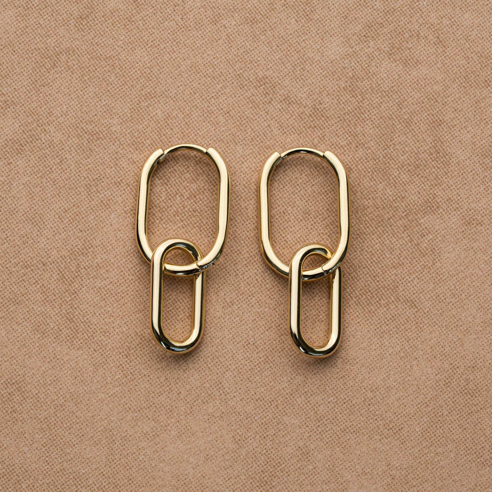 Link earrings with delicate chain design in 925 sterling silver and brass, featuring rhodium and 18K gold finish.