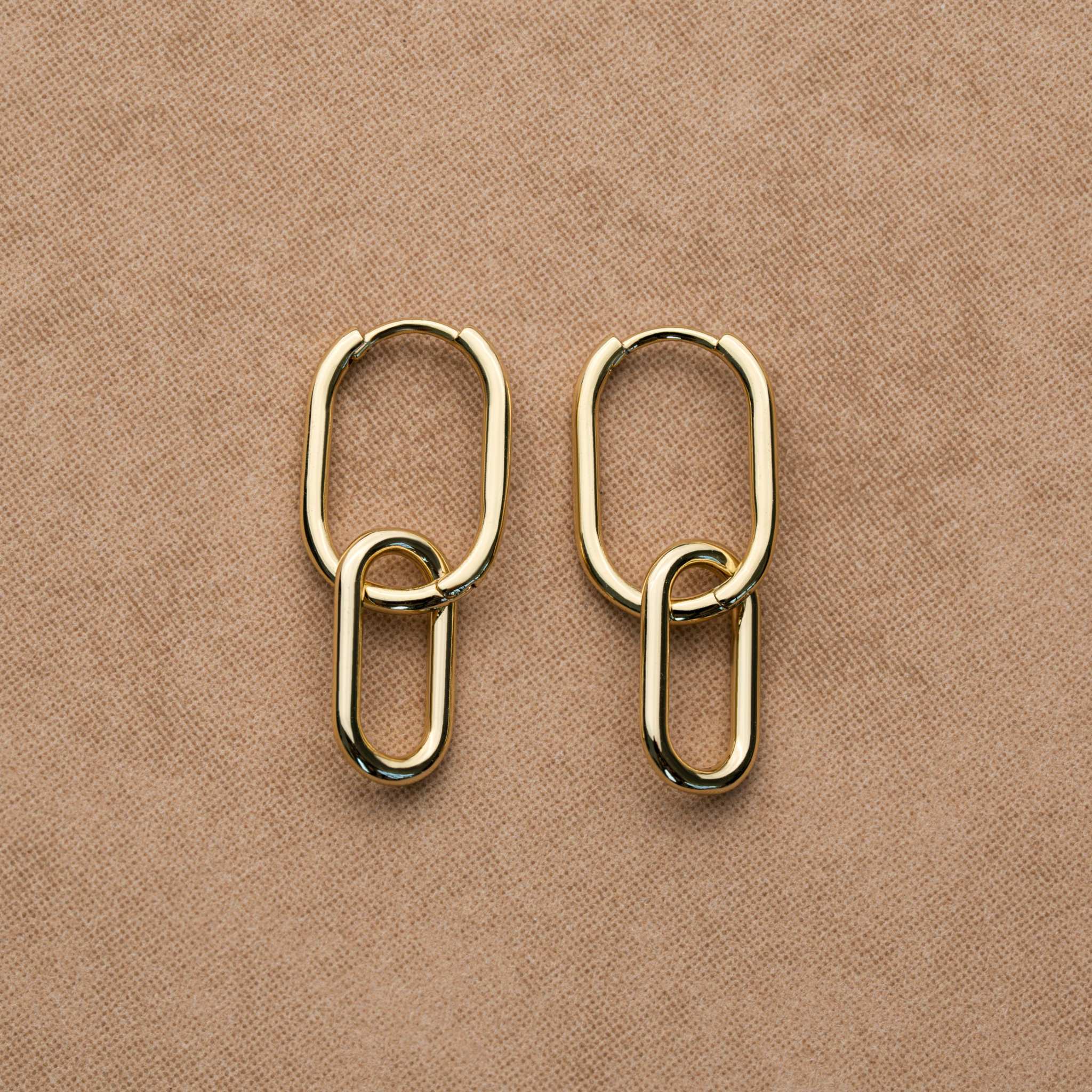 Link earrings with delicate chain design in 925 sterling silver and brass, featuring rhodium and 18K gold finish.